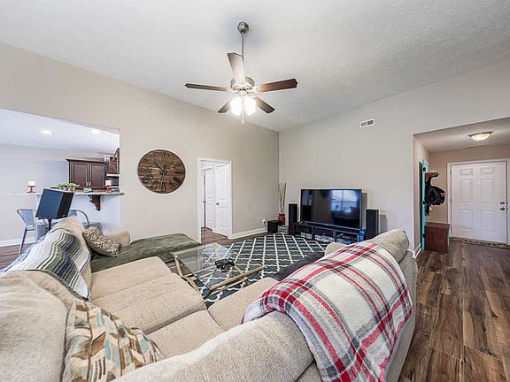 3rd image of 920 Talon Hills Dr