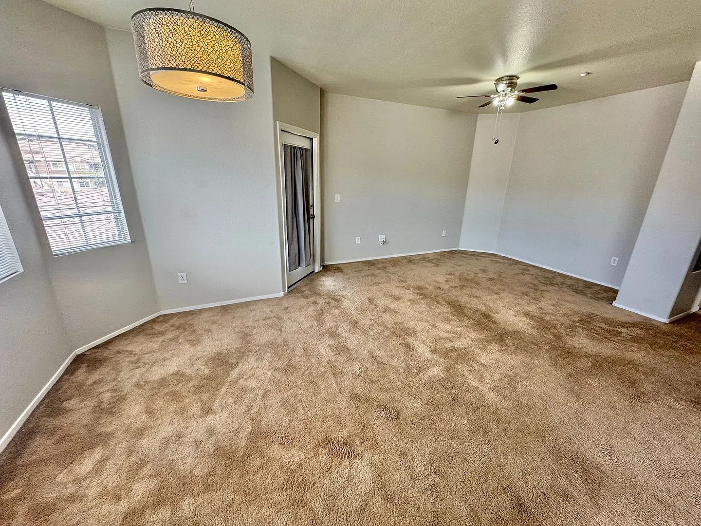 2 bedroom condo with garage — Photo 3