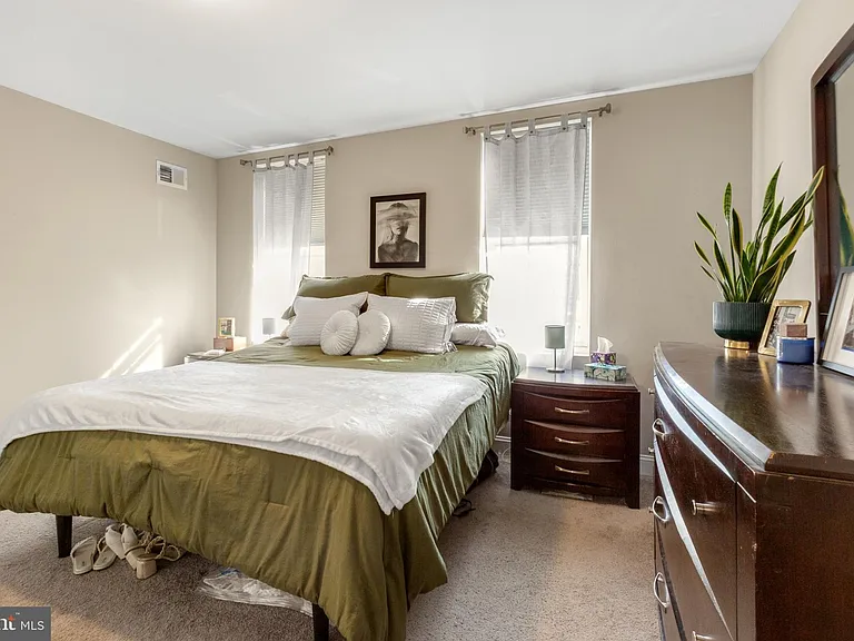 2652 Livingston St — Photo 17