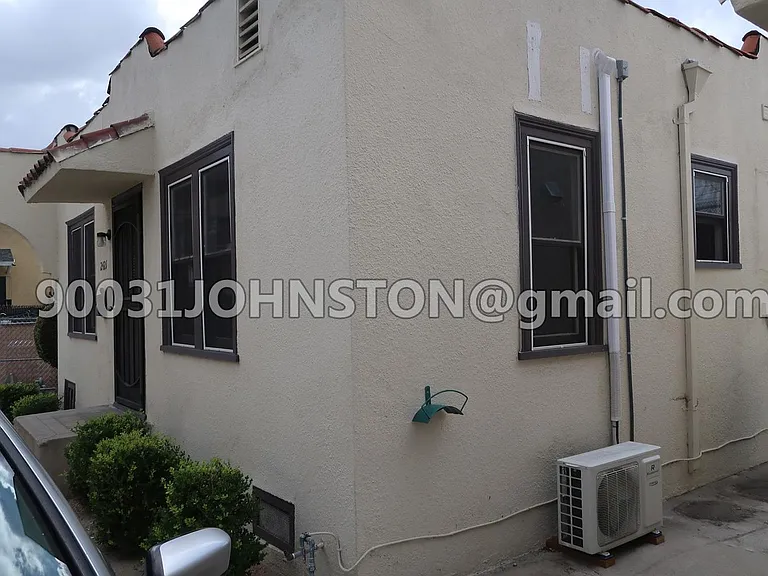 2421 Johnston St — Photo 2