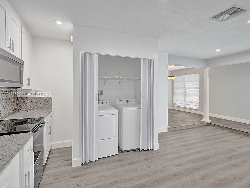 2 bed, 2.0 bath, 2052 sqft, $2,400 — Photo 3