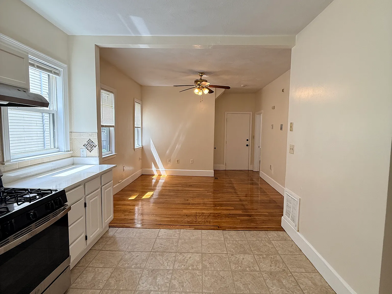 3 bed, 900 sqft, $3,200 — Photo 2