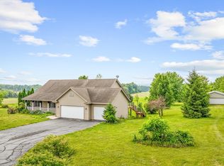 13728 Yale Bridge Rd, Durand, IL 61024