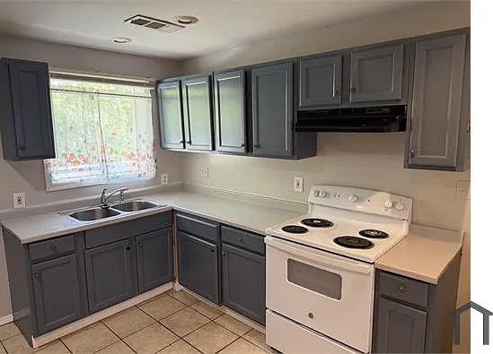 262 Farrington Ave SE — Photo 3