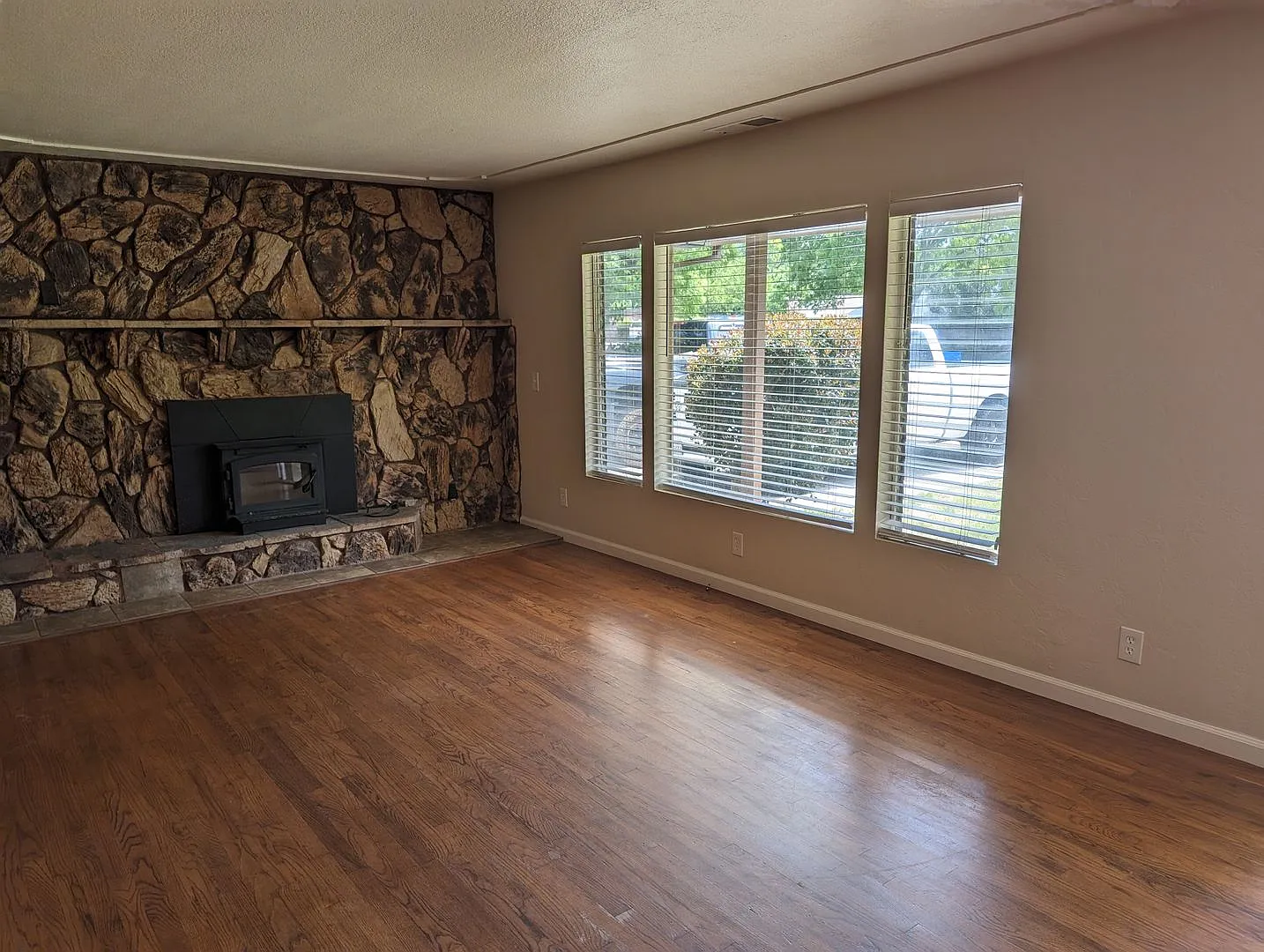 3 Bedroom House Near Shopping and Schools — Photo 3