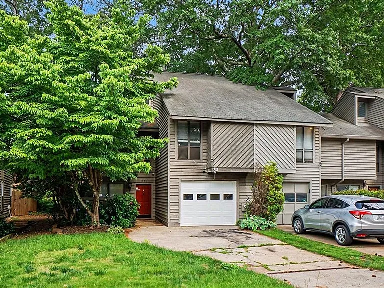 1006 Creatwood Cir SE — Photo 2
