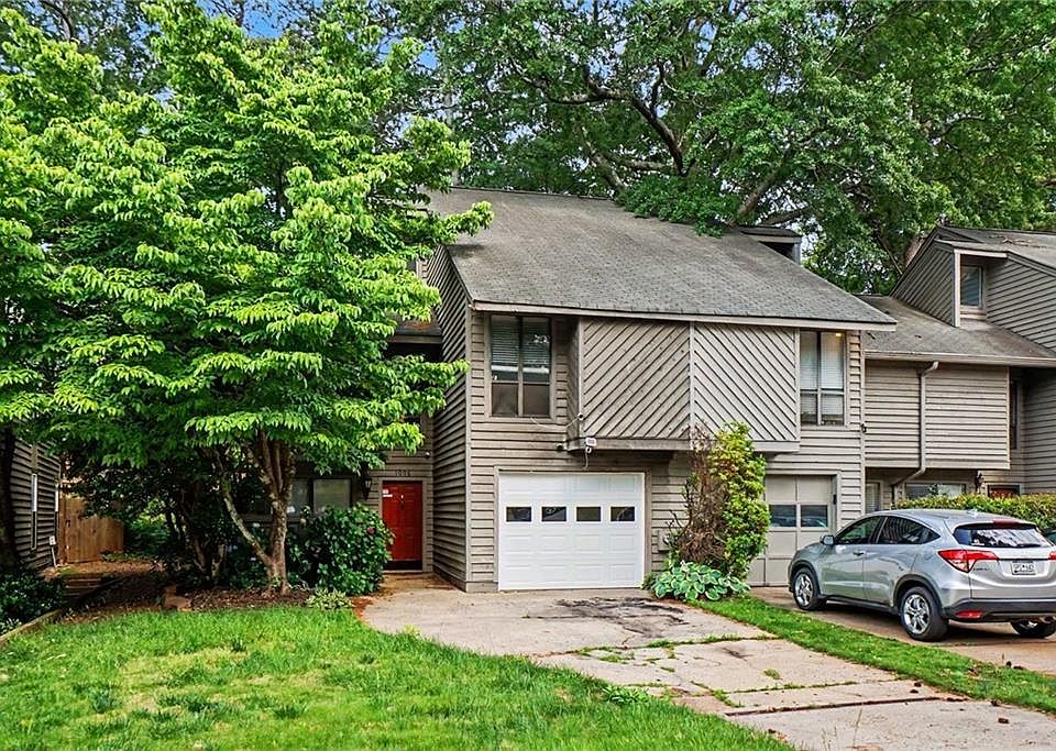 1st image of 1006 Creatwood Cir SE