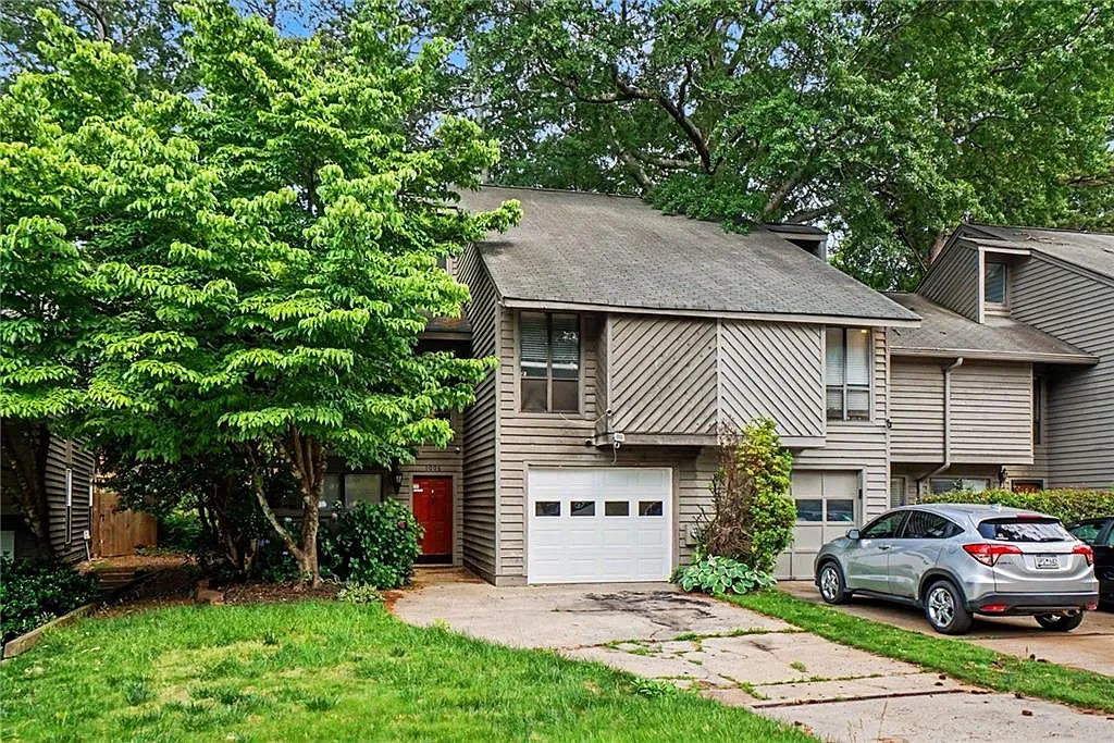 Building Photo - 1006 Creatwood Cir SE