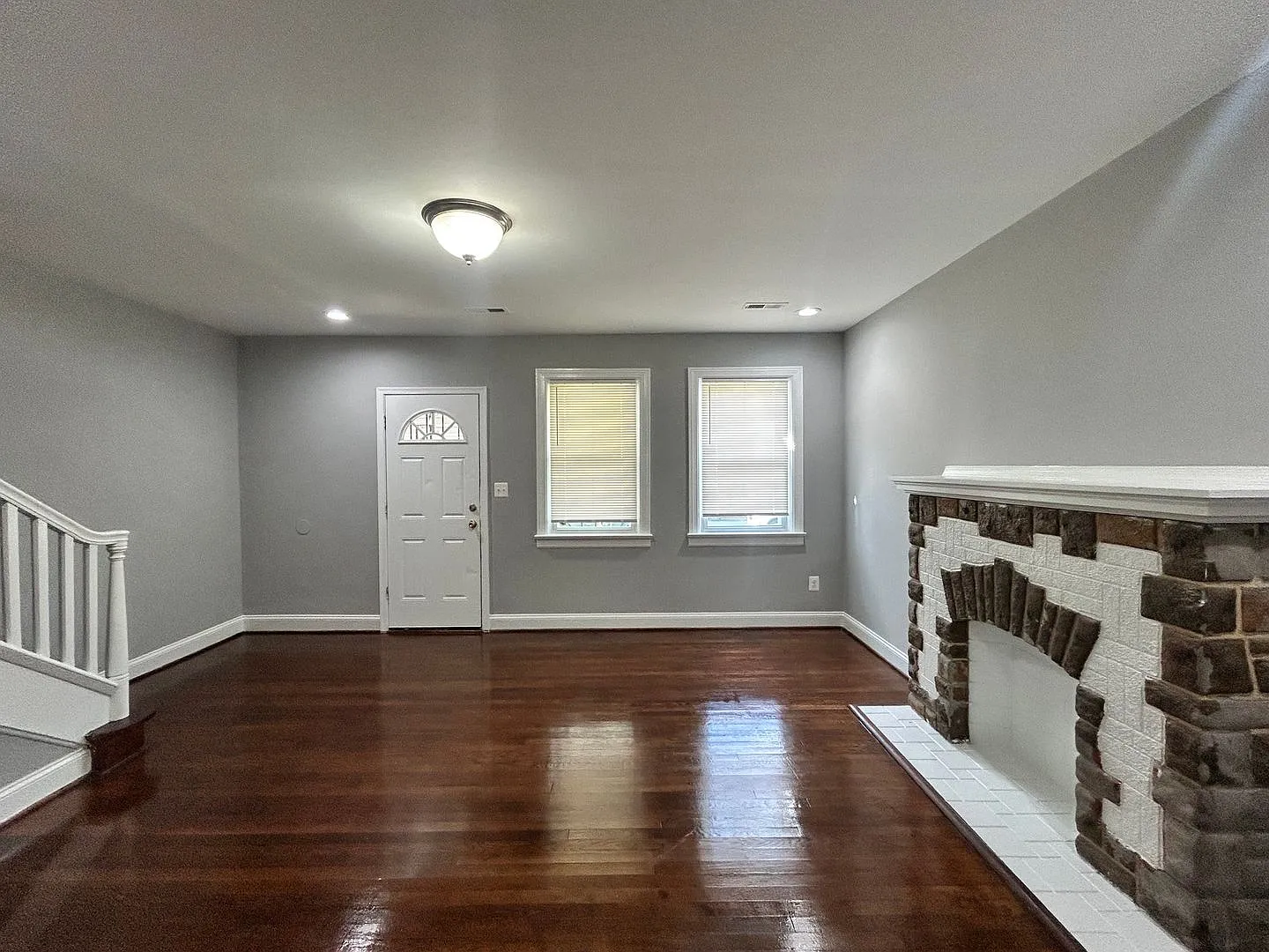Baltimore - 2 Bedrooms + Den and 1 baths Available! — Photo 3