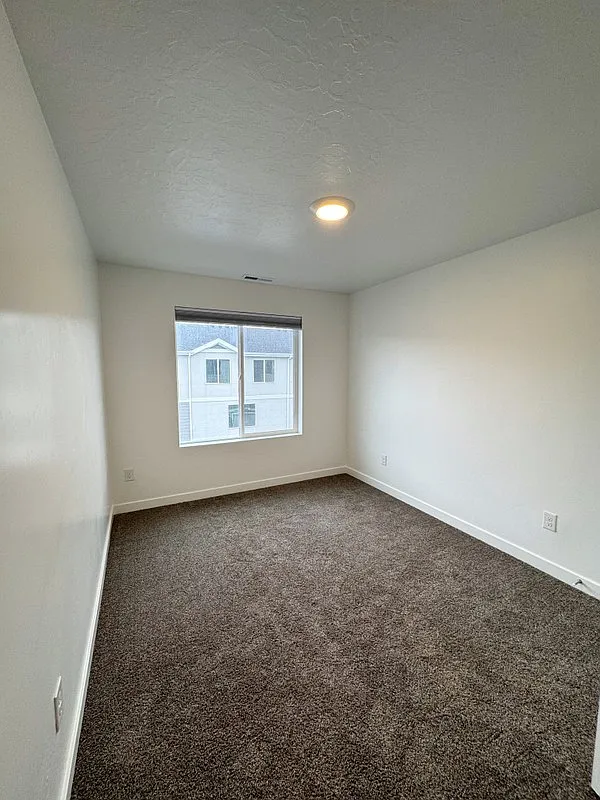 1 Female Room + Large Private Bathroom Available — Photo 3