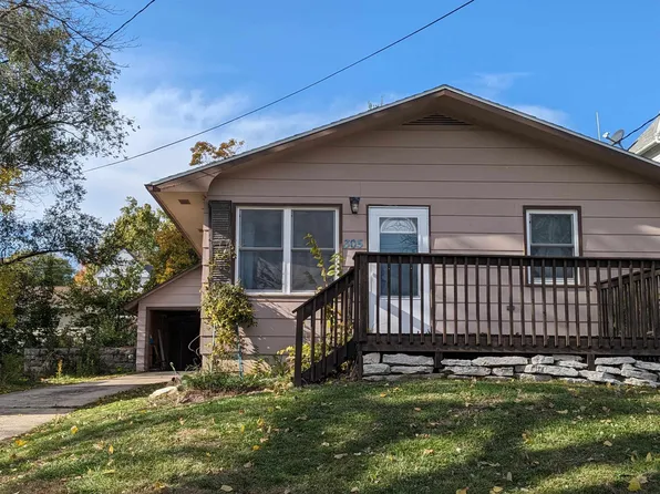 305 E Bridge St, Elkader, IA 52043
