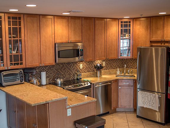 Modern Kitchen : Granite countertops, all stainless steel appliances, high quality cabinets