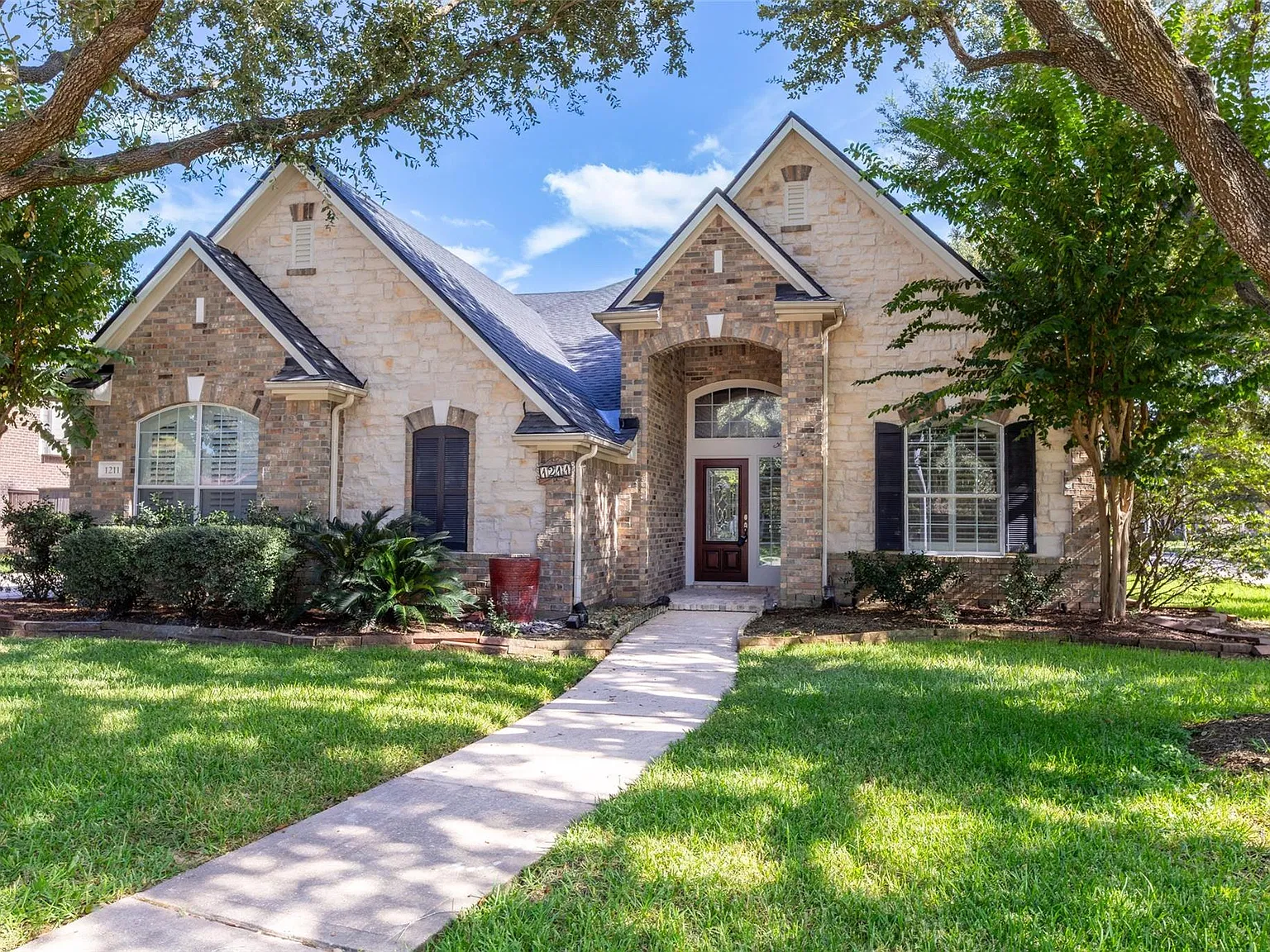 5 bed, 3.0 bath, 3259 sqft, $5,000 — Photo 2