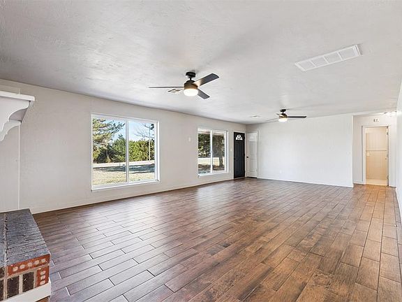 5th image of 1101 N Douglas Blvd