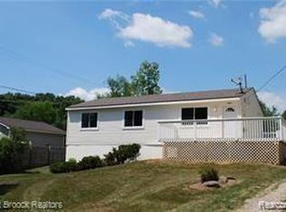 2845 White Lake Rd, Highland, MI 48356