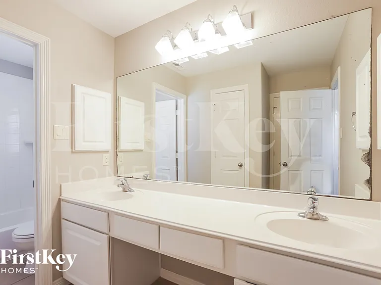 8015 N Tarrytown Crossing Dr — Photo 10