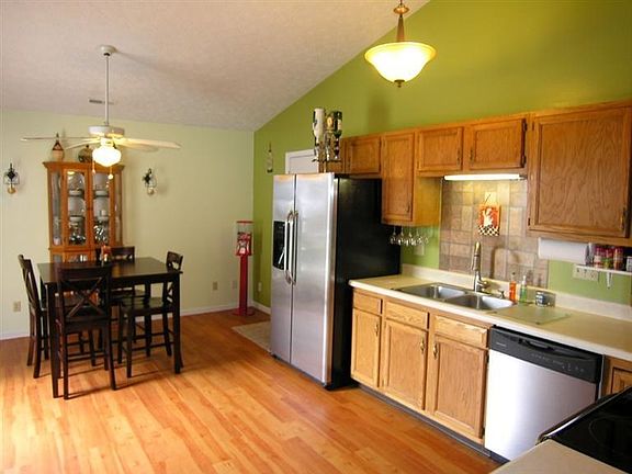4th image of 813 Walton Ct
