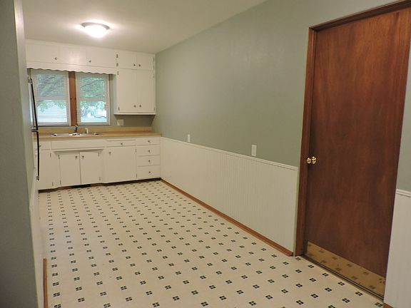 3rd image of 1526 W 2nd St