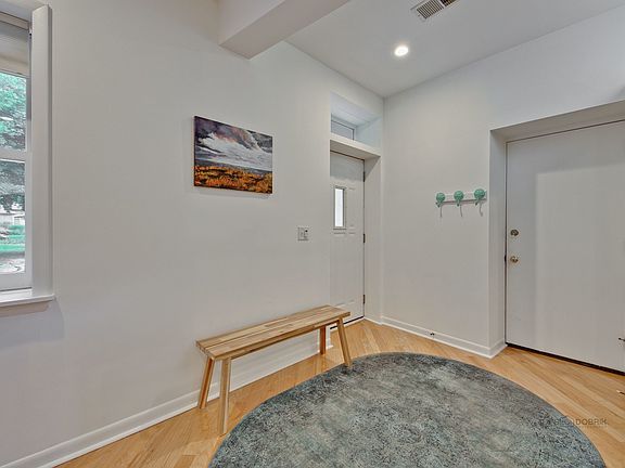 Entry, the garage is conveniently at the entrance as well.