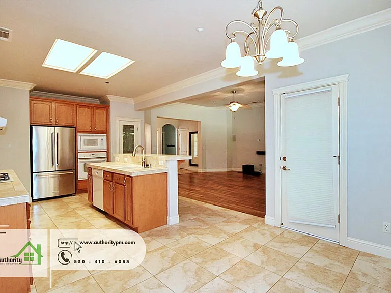 2052 Hedgerow Ave — Photo 17