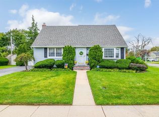 39 Croyden Ln, Hicksville, NY 11801