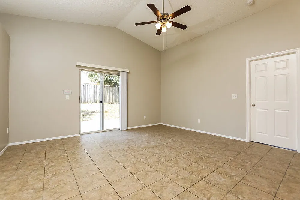 3 bed, 2.0 bath, 1315 sqft, $2,365 — Photo 3