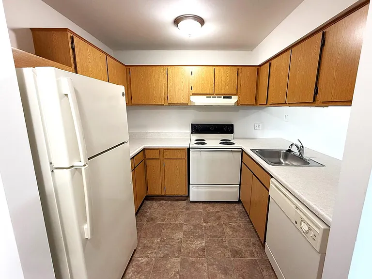 Charter Oaks Apartments — Photo 203