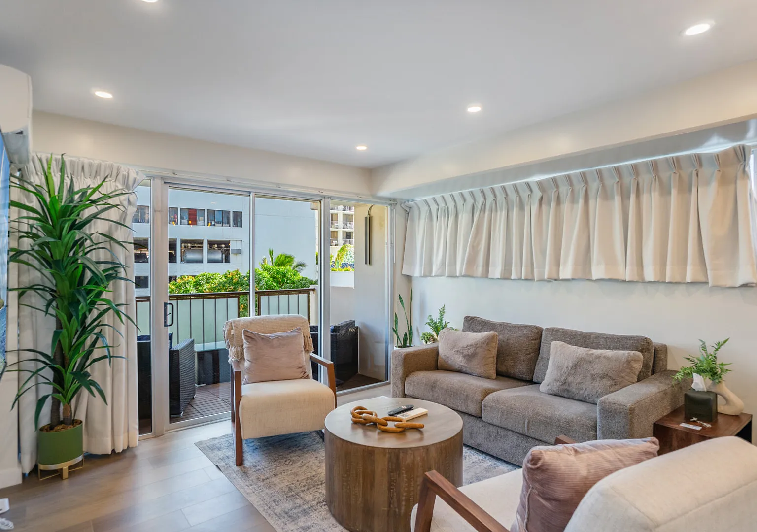 Walking Distance to Beach! 3Bed 2Bath AC, Parking — Photo 4