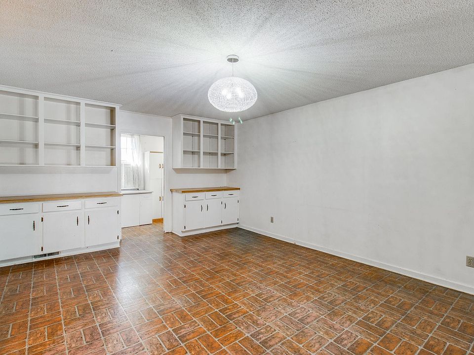1st image of 819 Pond Dr