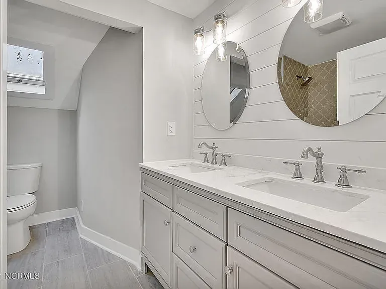*original listing photo from when we purchased the home (upstairs bathroom)