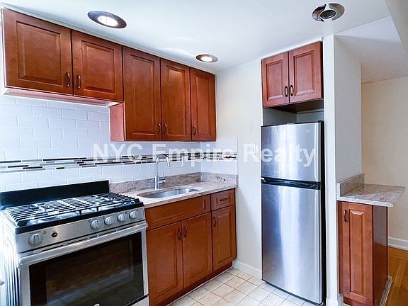 4th image of 301 E 38th St APT 3C