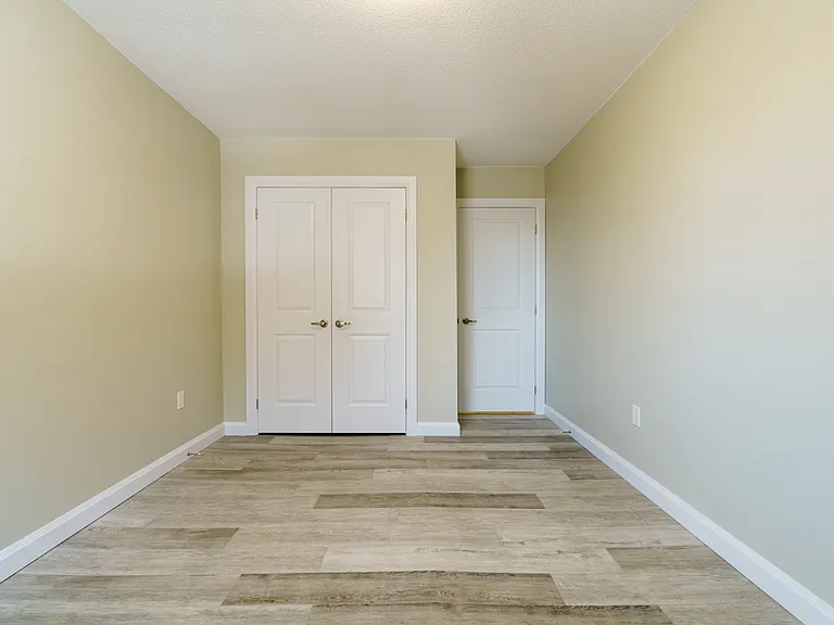 889 Chestnut Cres — Photo 16
