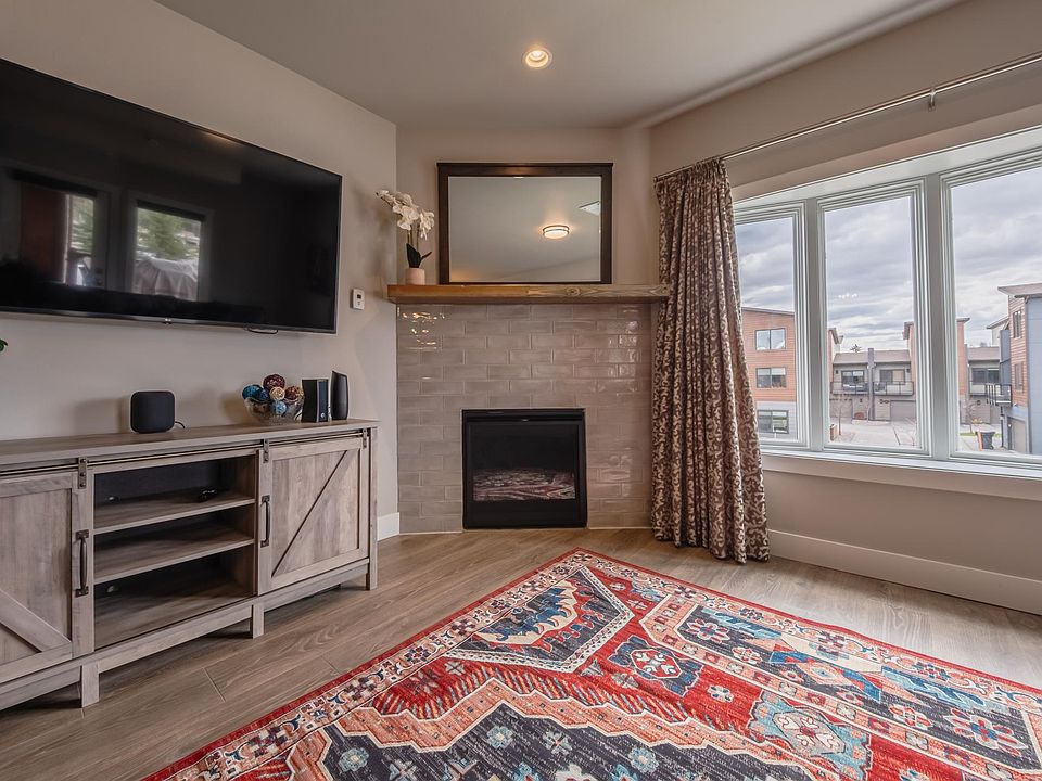 Living Room TV with Apple Homepod Speaker and Apple TV. Guests can use AirPlay to access Homepod Speaker.