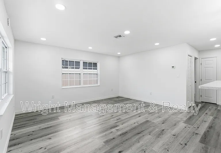 3029 Corona Dr — Photo 4