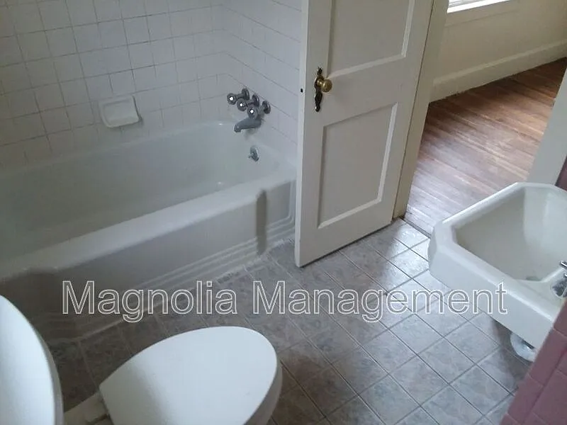 3 bed, 2.0 bath, $1,095 — Photo 2