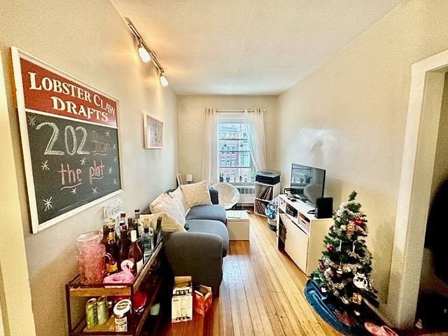 1st image of 435 Hanover St APT 3A