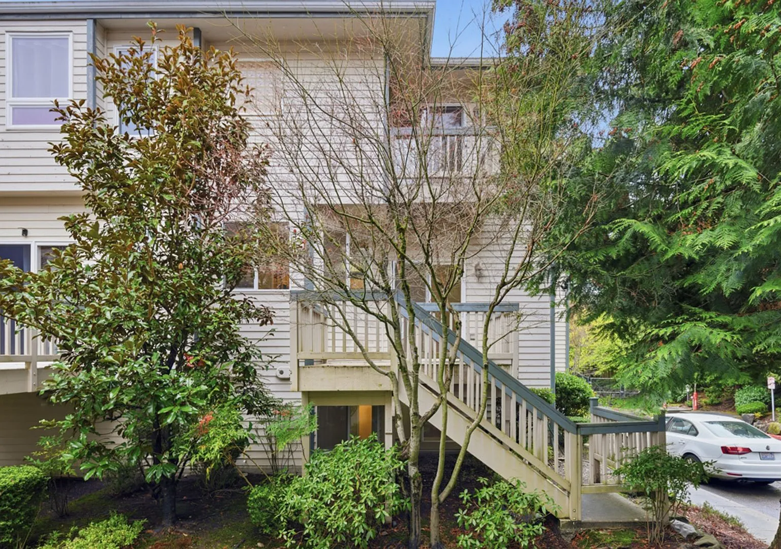 Modern Bellevue Townhome with Great Finishes — Photo 3
