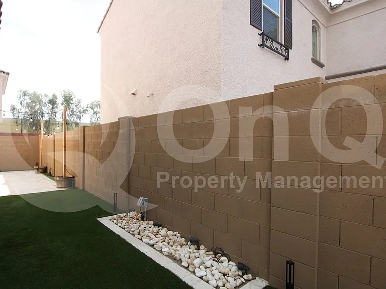 943 E Danbury Dr — Photo 19