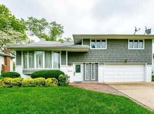 106 Serpentine Ln, Albertson, NY 11507