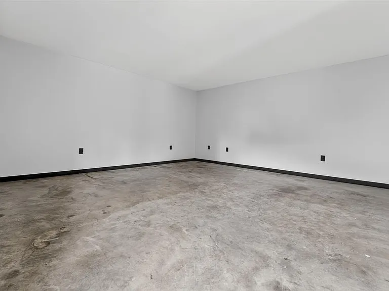 8409 Nairn Dr — Photo 32