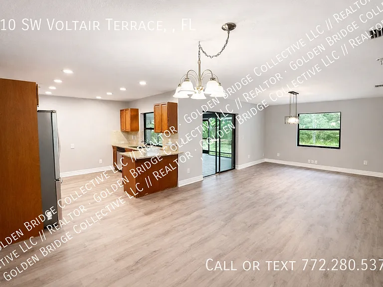 210 SW Voltair Ter — Photo 3