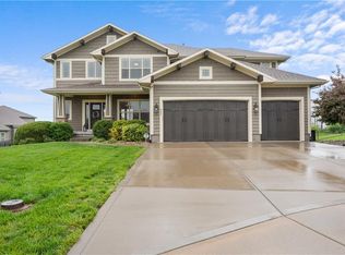405 SE Mill Creek Cir, Lees Summit, MO 64063