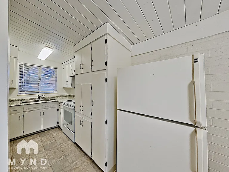942 Curti Dr — Photo 2