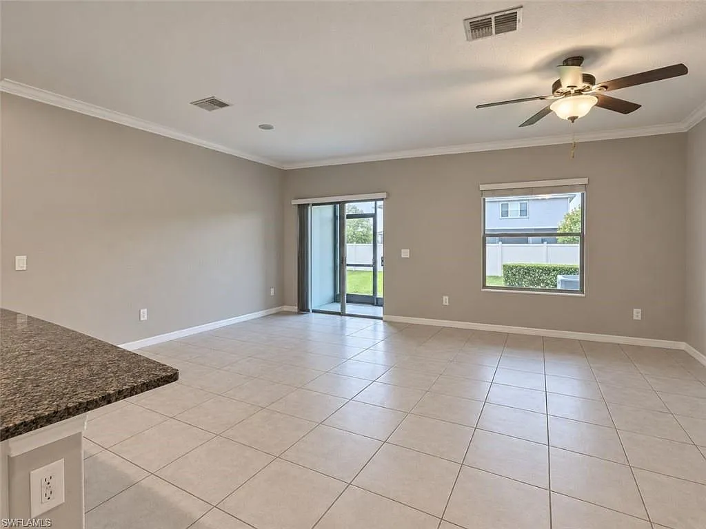 3 bed, 2.5 bath, 1601 sqft, $2,100 — Photo 3