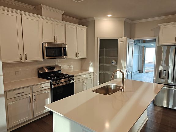 3rd image of 720 Maple Branch Cir