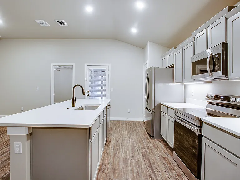 13702 Avenue R — Photo 4