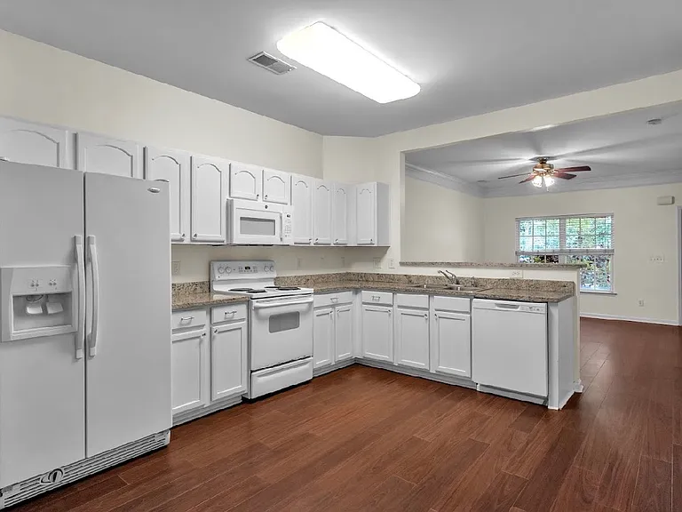 203 Twin Tree Dr — Photo 4