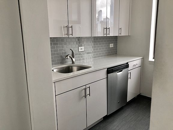 5th image of 520 W 43rd St APT 34C
