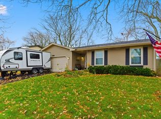 2105 Sprucewood Ln, Lindenhurst, IL 60046