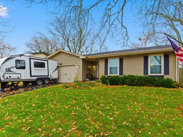 2105 Sprucewood Ln, Lindenhurst, IL 60046